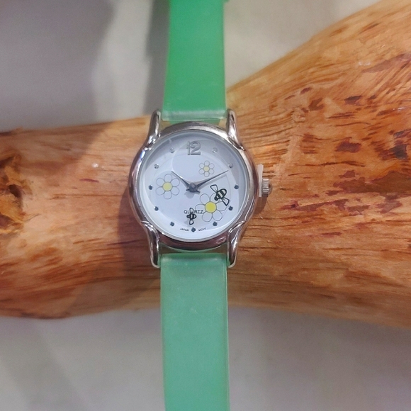 Bee's Watch - Picture 6 of 16